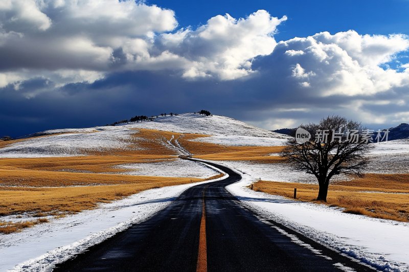 冬日旷野中的蜿蜒公路