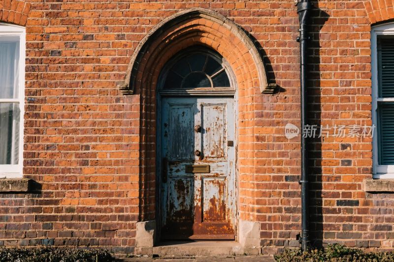 老旧木门与红砖建筑