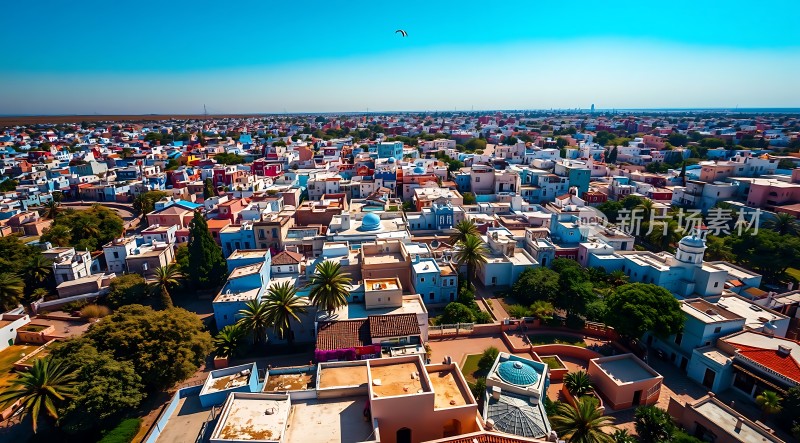 蓝天下的多彩城市风光