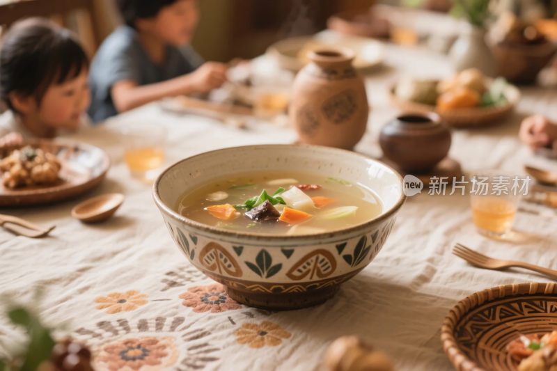 温馨家庭用餐场景