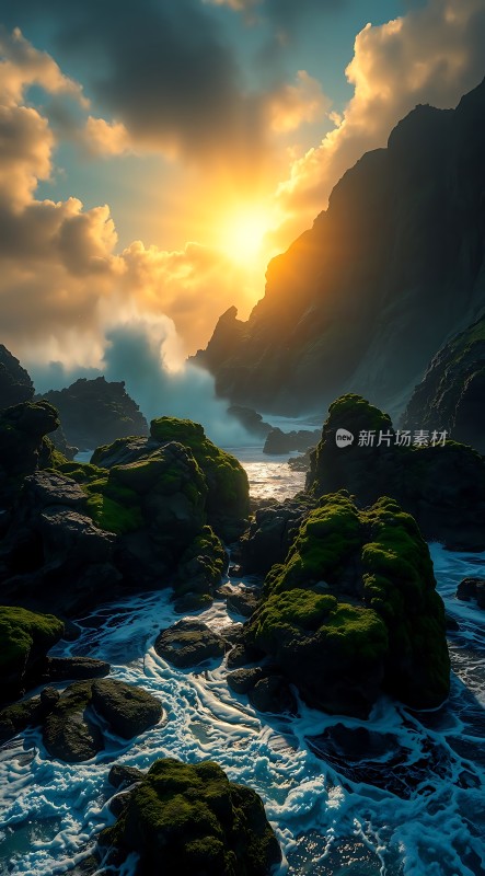 阳光下的海浪与岩石