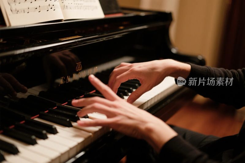 钢琴双手弹奏场景