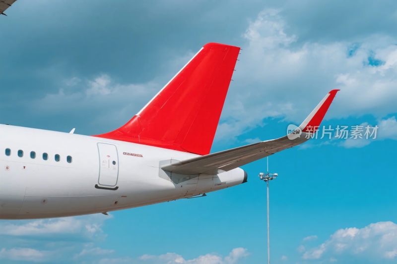 蓝天白云下的飞机尾翼