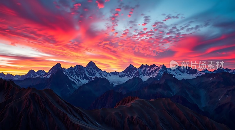 日落下的雪山奇景