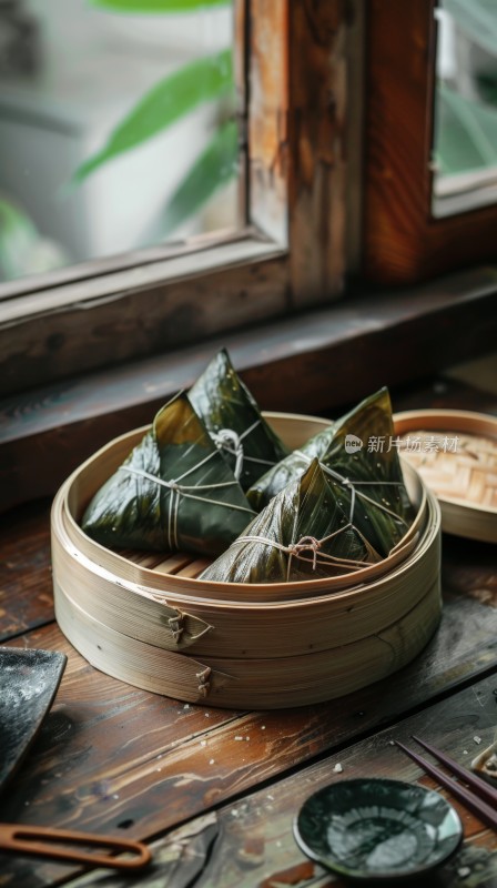 蒸笼里面的可口端午节粽子特写