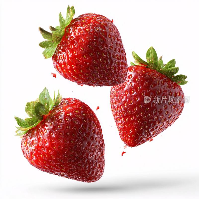 三颗新鲜草莓空中飞舞