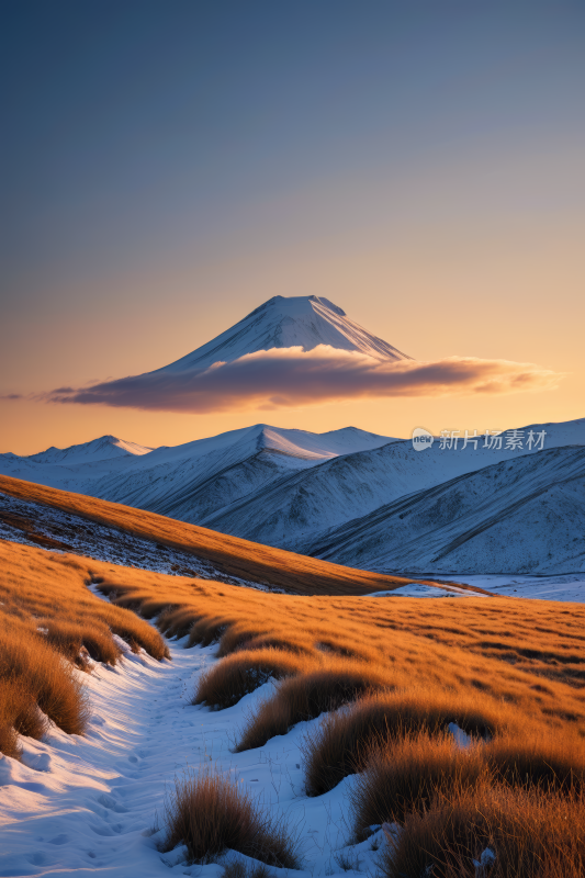 雪山山脉一座白雪覆盖的高山清风景图片