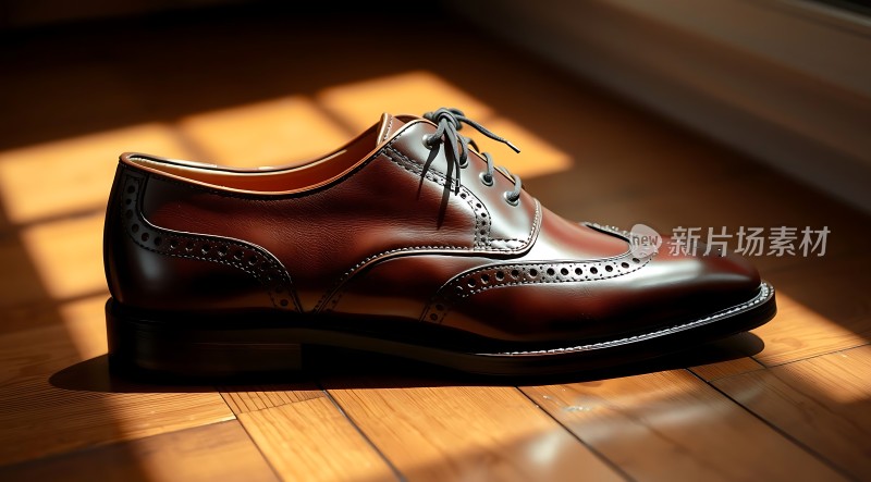 棕色皮鞋映衬阳光下的优雅气质