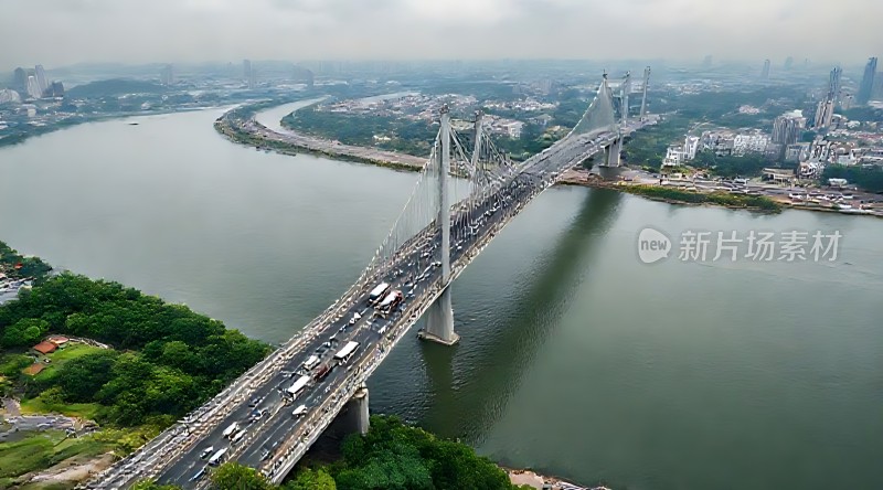 城市天际线下的跨江大桥