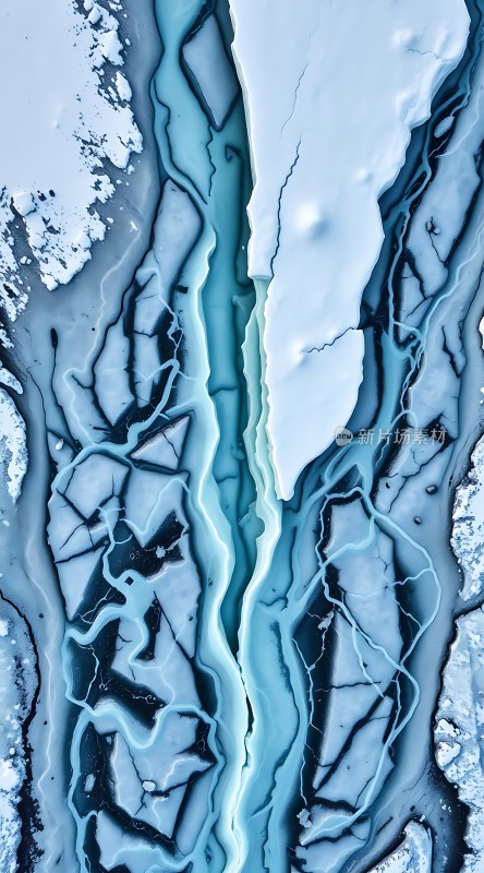 冰封峡谷蓝色河流穿行其中