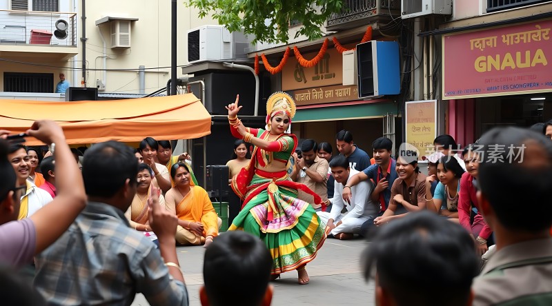 印度街头舞者精彩表演吸引观众目光