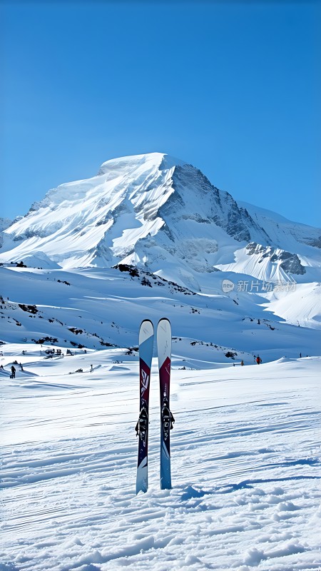 雪地滑雪双板雪山美景尽收眼底