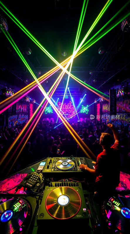 电音派对DJ掌控全场激光灯光交织