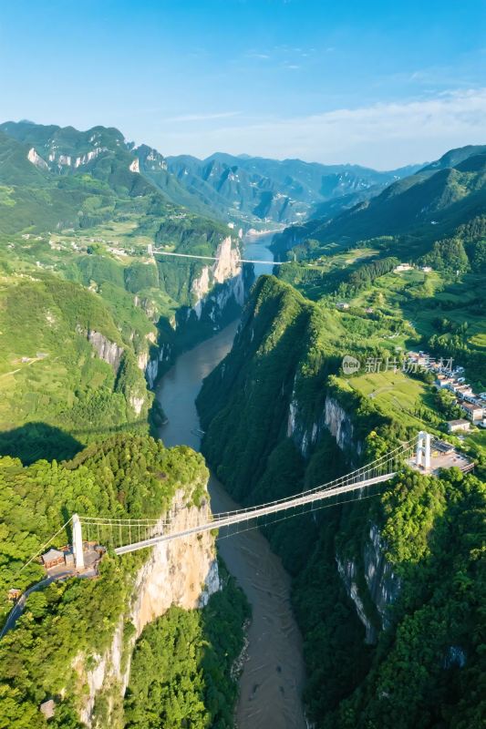 山谷悬索桥风景图