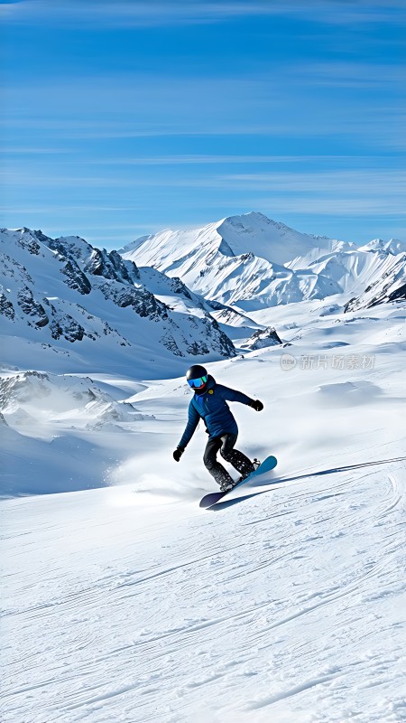 雪地滑板者挑战雪山极限
