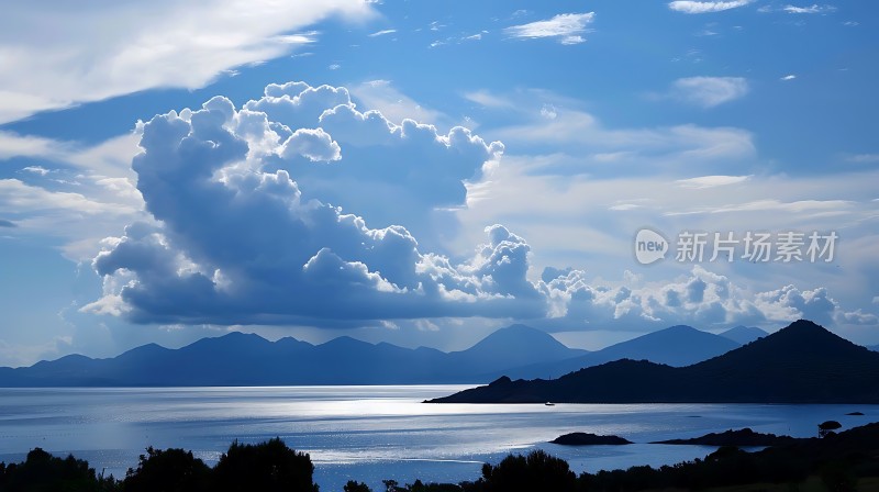 蓝天白云下的宁静海湾