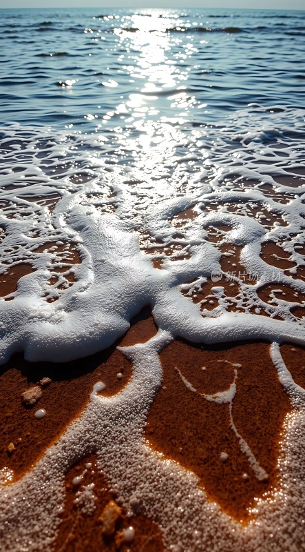 阳光下的海浪泡沫