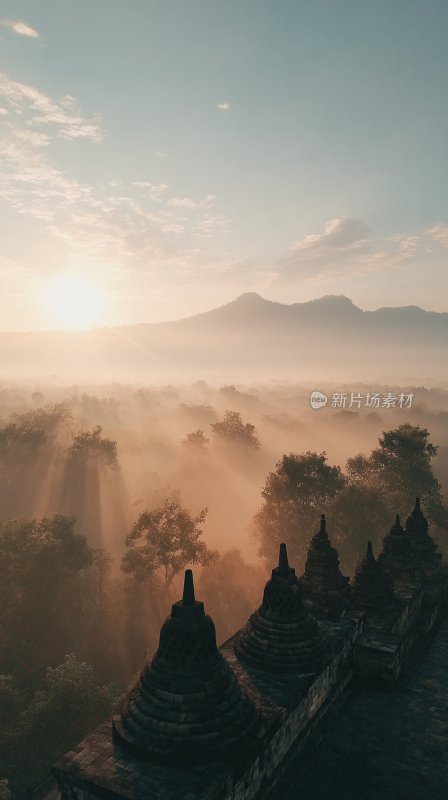 晨曦中佛塔与山林美景