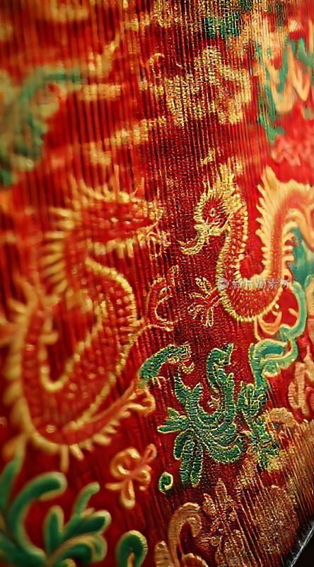 红色龙纹锦缎