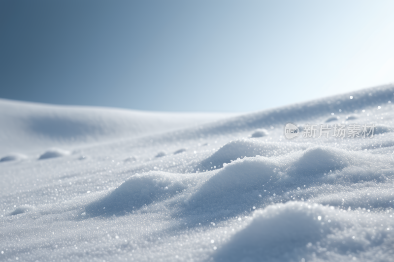 一座白雪覆盖山丘有几个小雪堆风光风景图片