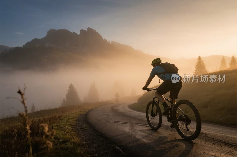 晨曦中骑行的山地车手