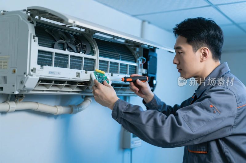 空调维修工作场景