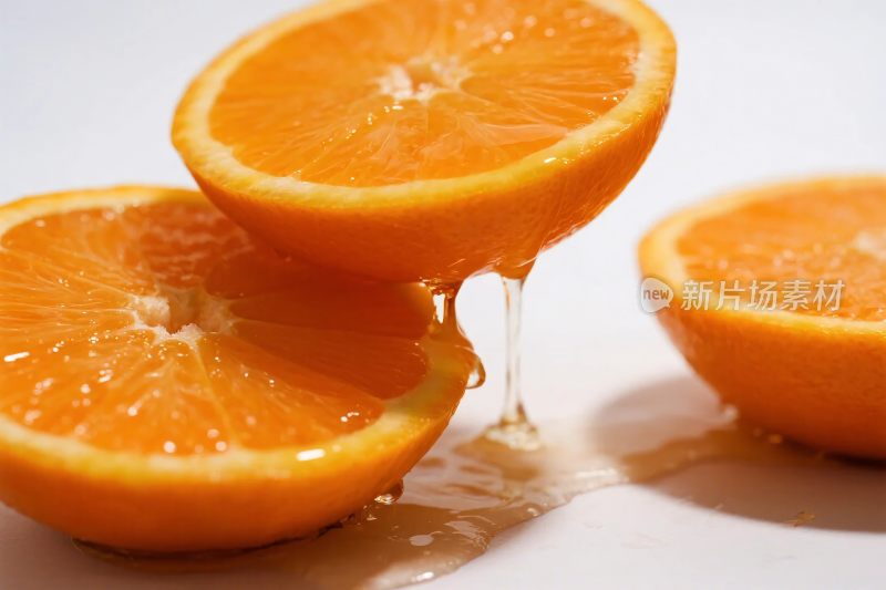 切开的橙子流淌果汁