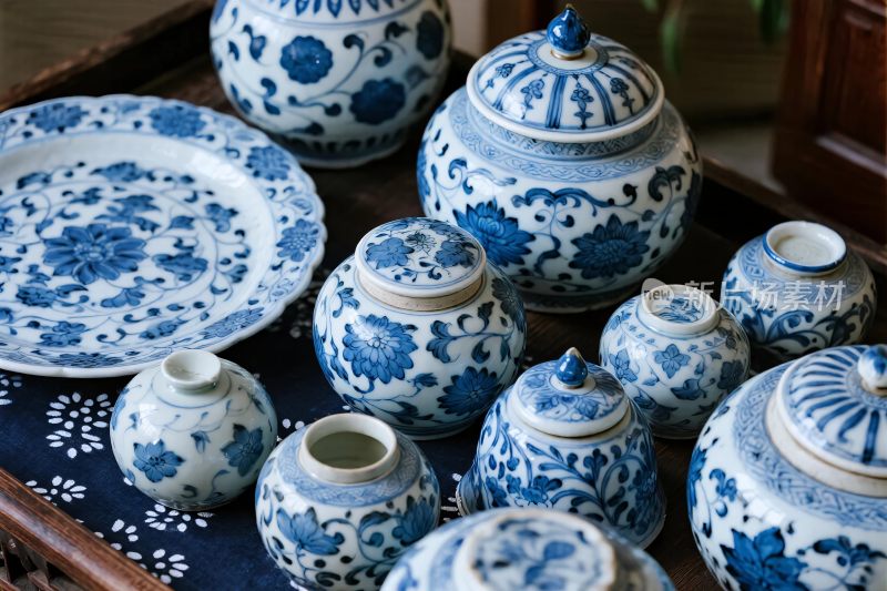 蓝白陶瓷摆件组合