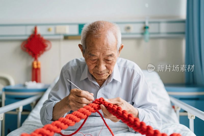 老人床上编织红绳