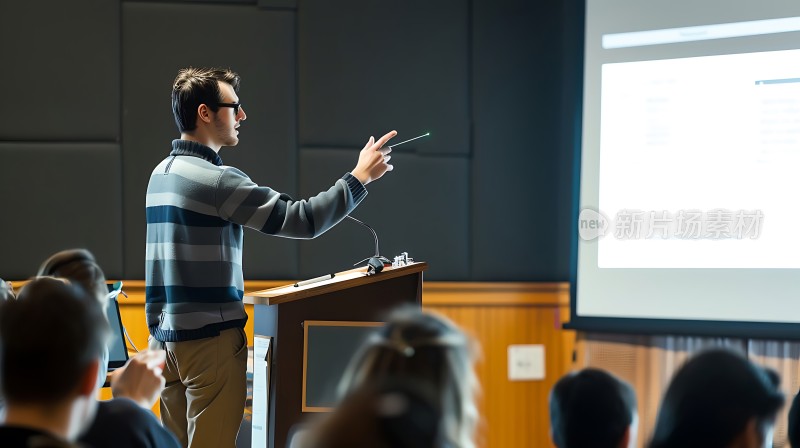 教授在讲台上激情演讲观众认真聆听