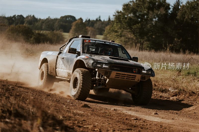 越野卡车在土路上飞驰