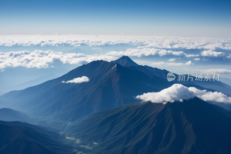 山上天空有几朵云高清风景图片