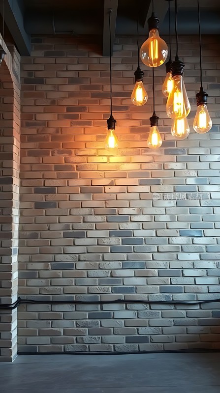 复古砖墙与工业风灯泡的结合