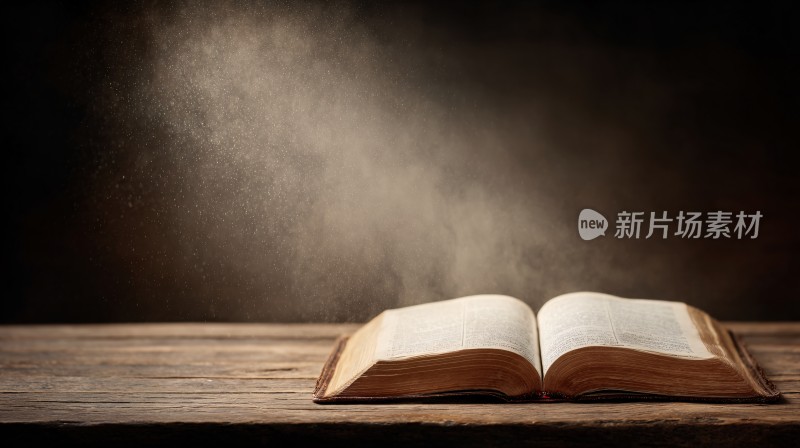 木桌上的翻开书籍