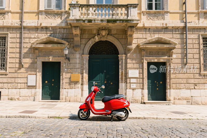欧式建筑前红色摩托车