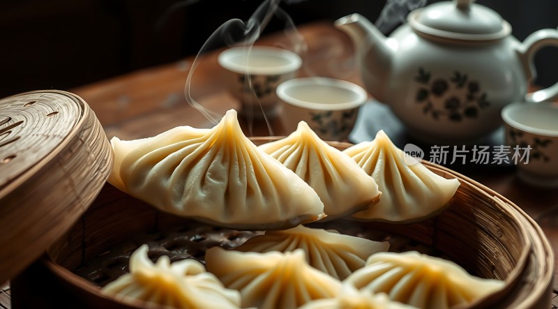 蒸笼里的美味包子与茶具