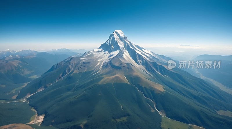 雪峰巍峨耸立绿意盎然环绕蓝天映衬下尽显壮丽景象
