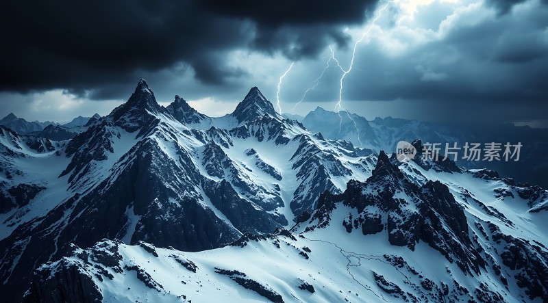 雪域闪电雪山之巅的电光风暴