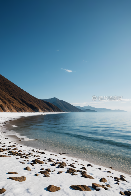 平静的水面高清风景自然风光图片