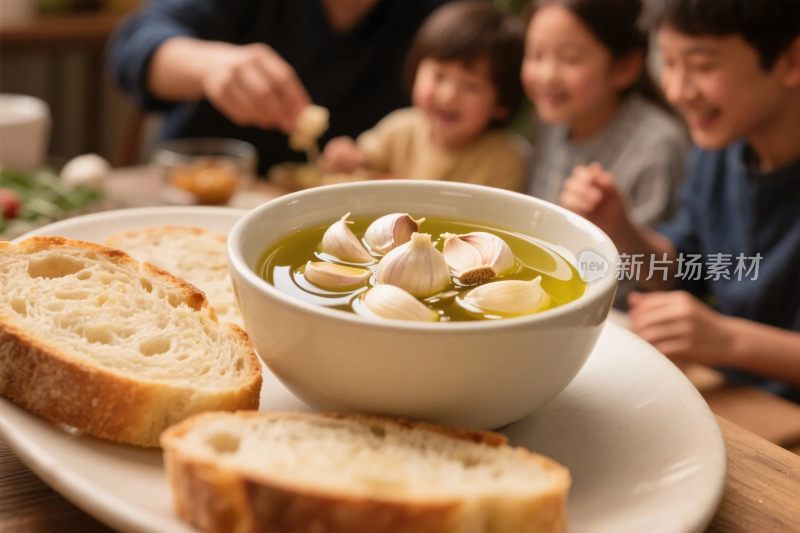 家庭用餐温馨场景