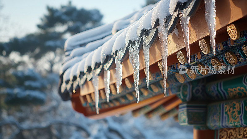 冰雪覆盖的古建筑屋檐下的冰柱冰凌