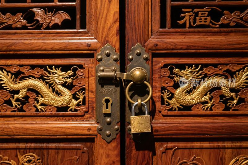 中式木门雕刻与锁具
