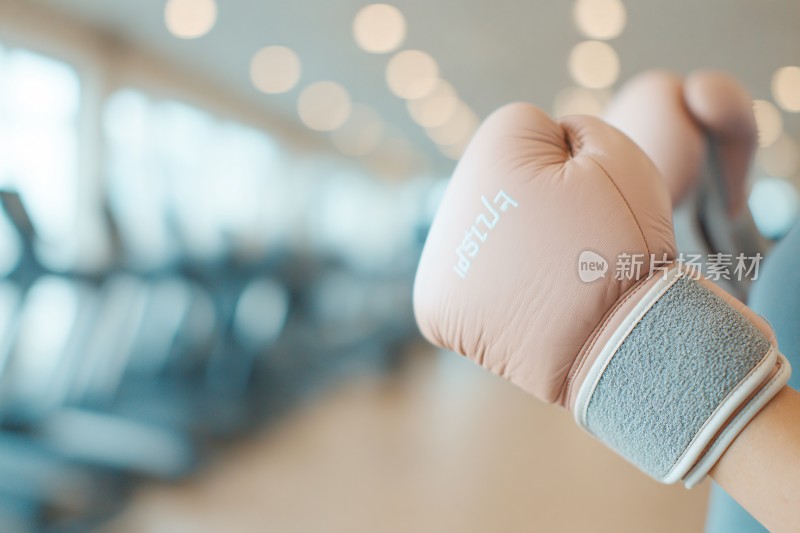 健身房中戴拳击手套的手