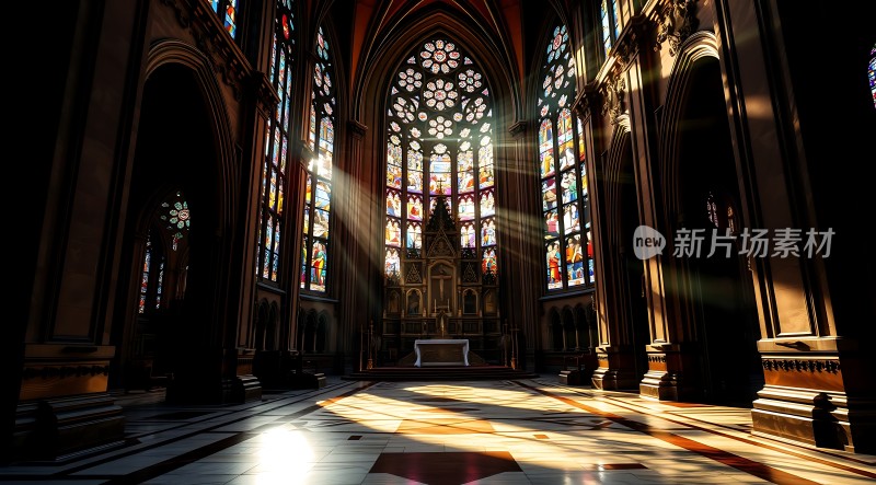 阳光洒进教堂内部彩色玻璃窗与宏伟建筑相映成趣