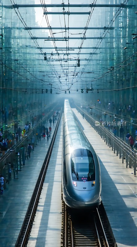 高铁站内高速列车行驶