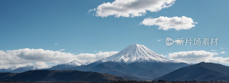 有雪覆盖山峰和几朵云高清风景横幅图片