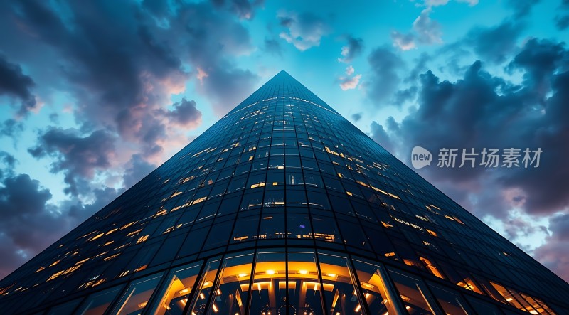 摩天大楼夜幕下的璀璨光芒