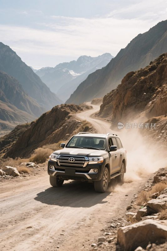越野汽车行驶在山间土路上