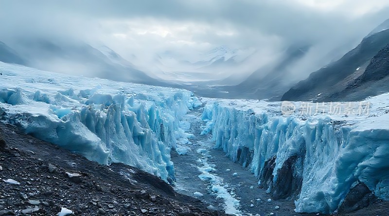 冰封峡谷雪峰环绕