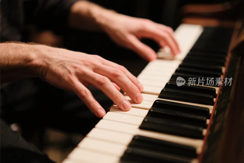钢琴弹奏手部特写